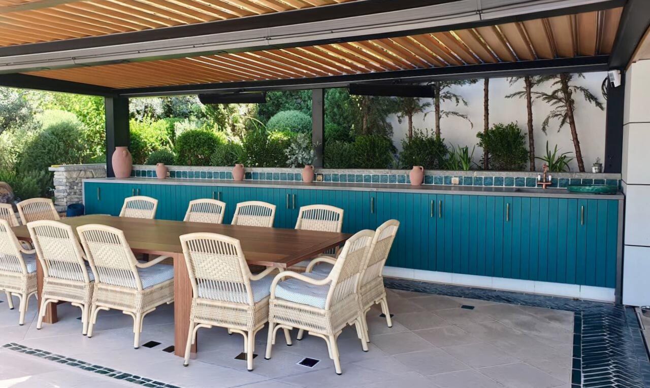 Cucina esterna contemporanea color petrolio e area pranzo sotto pergola in legno, Monaco